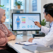 Doktor berbincang tentang pengurusan obesiti dan kesihatan metabolik dengan pesakit dewasa di Malaysia