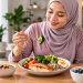 Wanita Malaysia menikmati hidangan tinggi protein untuk membantu mengekalkan otot semasa GLP-1